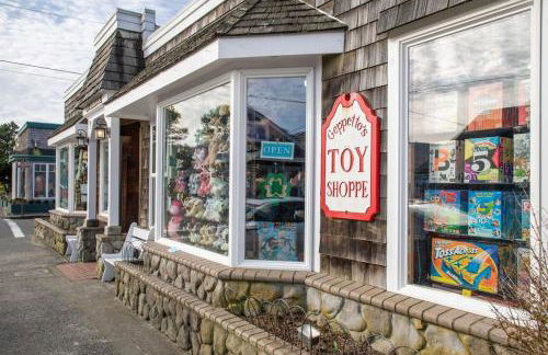 Cannon beach vibes, steps to the beach,WIFI,3 full bedroom en suites with 3 fireplaces,Near Downtown - Photo 3