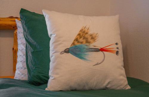 Riverfront Little Red Cabin, Hot Tub, World-class Trout Fishing, Views & Boat Access - Photo 30