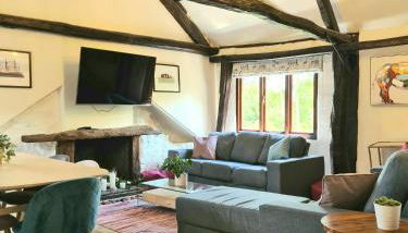 Historic Property with Stunning Views (Walk to the pub) - Foto 1