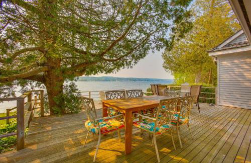 2 Living Areas, Tennis! Waterfront Suttons Bay Gem - Foto 31