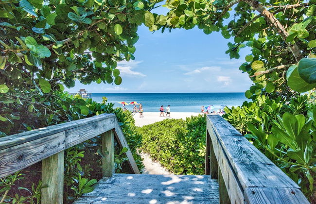 Sardinia Vacation Rental: Delightful Coastal Home near Vanderbilt Beach. Relax in a Private Pool and Spacious 4-BR Retreat with Modern Amenities. Ideal for Families. Minutes from Mercato and Local Attractions - Foto 37