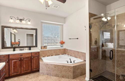 Spacious 4BR 3BA with Yard Mins to LakeLewisville - Foto 20