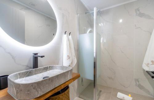 Apartamento de Lujo con Jacuzzi Privado, Piscina y Vistas al Mar - Foto 10