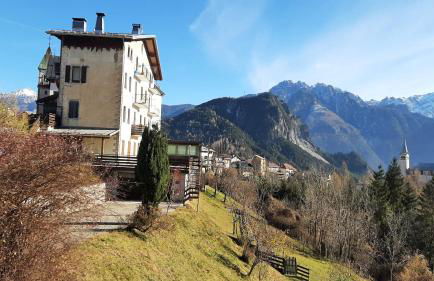 CAMPO BASE CADORE con parcheggio auto e garage moto - Foto 2