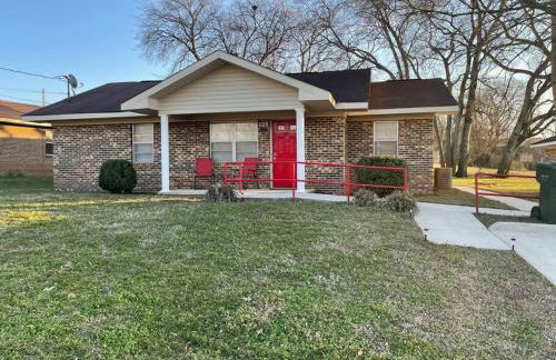 Beautiful Spacious 3 BR brick home for the family - Photo 1