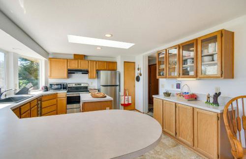 Hoodsport Vacation Rental w/ Deck & Canal Views! - Foto 9