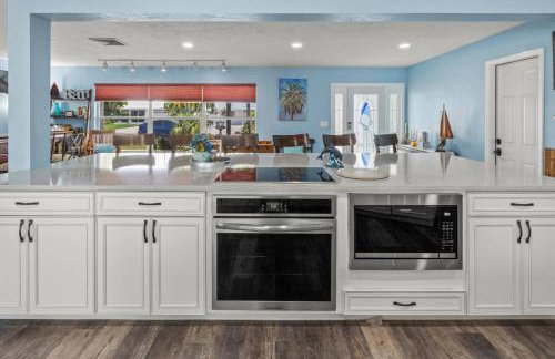 Pirates Den a 4BR Pet-Friendly Waterfront Oasis with Pool, Dock, Personal Water Boats, Fire Pit, Game Room and Bar - Foto 10