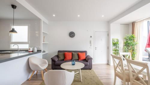 Spacious Penthouse with Private Terrace - Photo 4