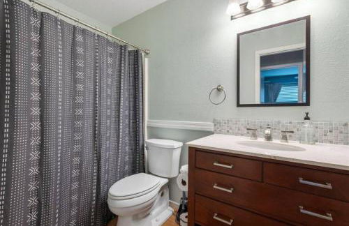 Sunkissed Private Pool 3BR Oasis w Outdoor Lounge - Foto 26