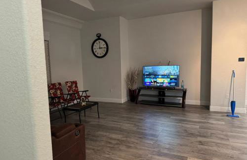 Newer Construction Home in Port Richey 3BR 2BA Bright with High Ceilings, Screened Lanai & Lake View, Fully Furnished, Conveniently Located on a Corner Lot with No Front Neighbors, Short Walk to US-19, Shops & Restaurants - Foto 15