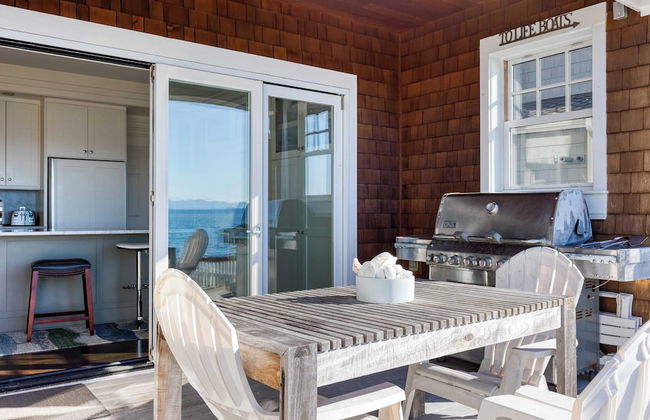 Waterfront 4bdr w/ Deck, Stunning Views, Fire Pit Cedar Street by Avantstay - Foto 31