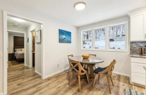 Beautiful Torch Lake House with Beach Access home - Foto 24