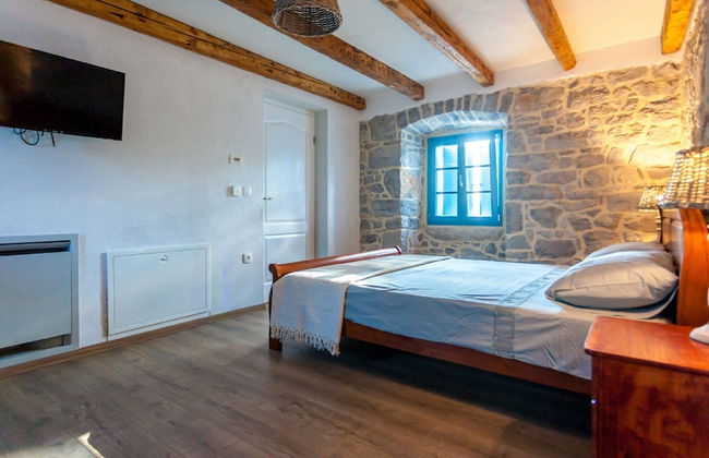 Gorgeous Villa With Private Swimming Pool and Covered Terrace - Photo 4