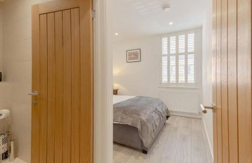 Elegant Epsom Family - Photo 17