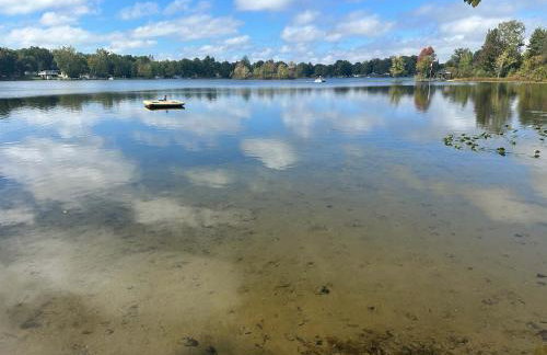 Lakefront Home with Dock Firepit & Private Deck - Foto 12