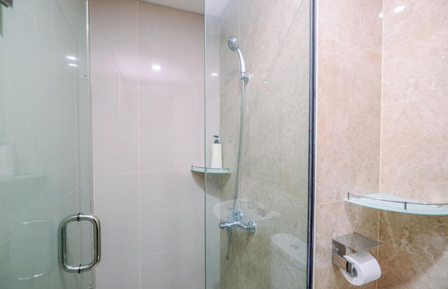 Modern Look And Comfy 2Br Transpark Cibubur Apartment - Foto 19