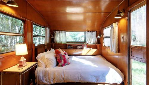 Gorgeous Fully Restored Caravan Nestled in the Trees Along Silver Lake for a Unique Vacation in Woodridge, New York - Foto 3