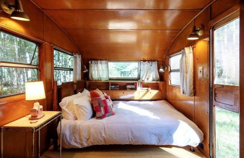 Gorgeous Fully Restored Caravan Nestled in the Trees Along Silver Lake for a Unique Vacation in Woodridge, New York - Foto 3