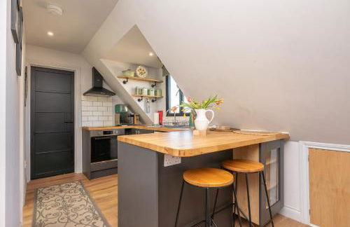 Peaceful Stylish Entire Apartment - Views, Gardens, Firepit, Balcony - Photo 25