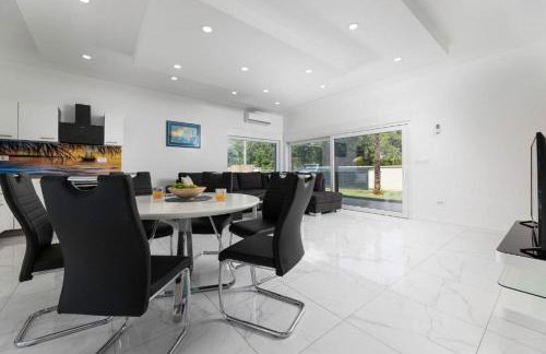 VILLA GEORGE z ogrevanim bazenom in vrtno kuhinjo - Foto 30