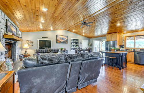 Lakefront Cabin Retreat with Dock in Robbinsville! - Foto 4