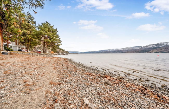 Lakeside Condo w Large Outdoor Space - Photo 16