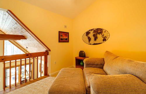 Lakefront Poconos Family Home with Pool Access - Foto 11