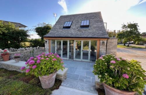 Idyllic secluded hideaway with countryside views on the edge of the Cotswolds - Photo 1