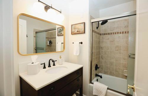 Riverfront Beauty with Pickle Ball Court - Foto 45