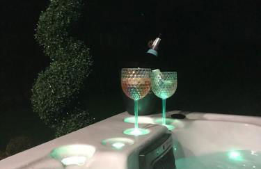 Stunning views, Hot tub, 5 mins to Chester - Photo 15