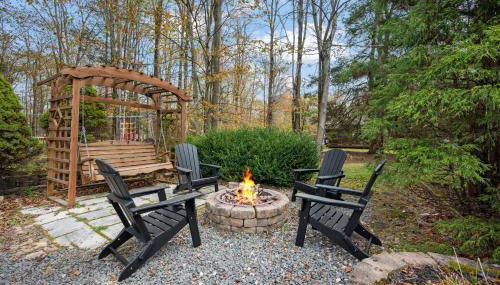 Relaxing Pocono Stay Near Lake with Hot Tub & BBQ - Foto 4