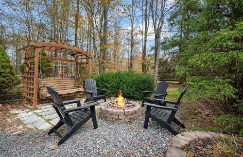 Relaxing Pocono Stay Near Lake with Hot Tub & BBQ - Foto 4