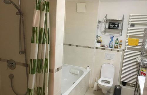 Bright by Trade Fair ICM 15 min direct to City Center 2-BedRoom full 2-BathRoom, free Parking, Balcony, Family and Business friendly - Foto 11