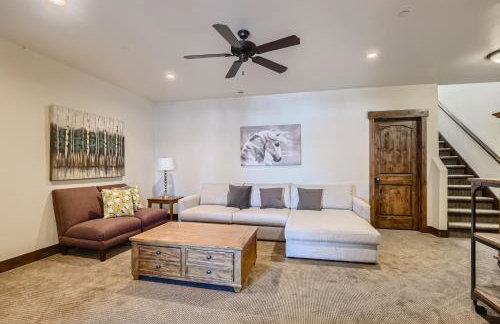 Private Hot Tub, Close to Resorts - Private Hot Tub - Close to PC, Mountain Mansion Family Getaway - Photo 16