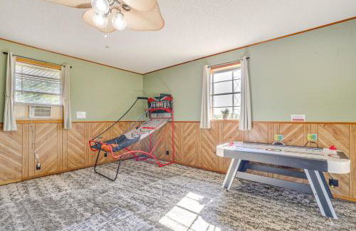 9 Mi to Grove: Home w/ Fire Pit in Southwest City - Foto 13