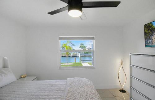 Chic & modern canal-front retreat with private pool - Azure Tides - Photo 62
