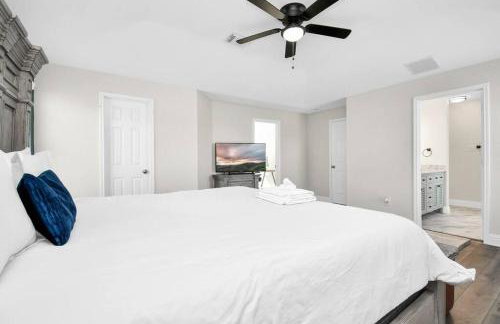 Tranquil 4-BR Oasis With Pool & Backyard Bliss! - Foto 28