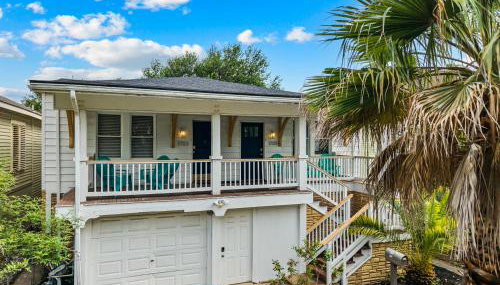The Starboard at M Historic Lost Bayou Retreat Walk to Beach Sleeps 6 - Photo 3