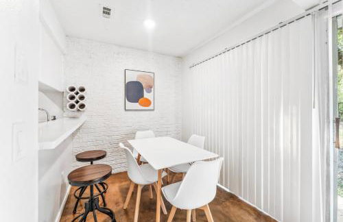 Heart of SoCo 2BR and 1BR King Suites with Free Parking, Pool, and Laundry Center - Foto 26