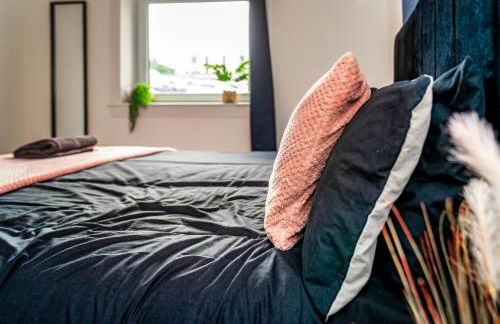 Sleek and Stylish 3 Bed in Greenock - Sleeps 8 - Photo 17