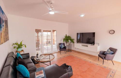 Casa Amaya - Spacious House with Pool, Large Garden, BBQ, 2 Terraces, and Ideal Location - Photo 11