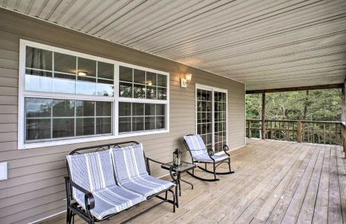 Lakeside Blue Eye Escape with Game Room and Hot Tub! - Foto 26