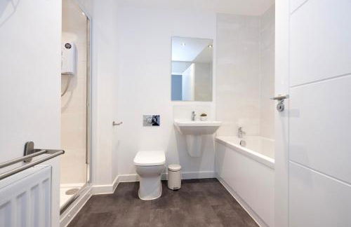 Stylish 3BR Home with Garden & Free Parking - Near O2 Academy & City Centre - Foto 24