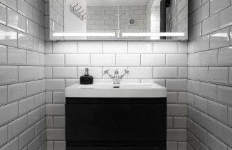 Spacious Victorian 4 Bed l Cocktail Bar Spa Bath Workspaces - Photo 13