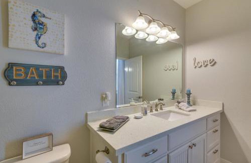 Luxe Crystal Beach Retreat with Views! Walk to Shore - Foto 15