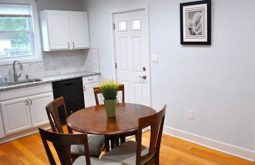 Stylish 4-Bedroom Full House. Plenty of Parking! - Foto 9