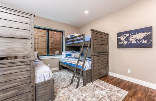 Hot Tub and Scenic Views at The Bailey Lodge - Foto 35