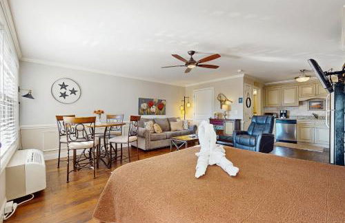 Pool and Riverfront! Couples Retreat in Smoky Mtns - Foto 11