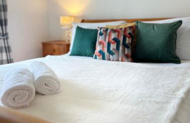 Spacious 4 Bedroom Farmhouse - Photo 3