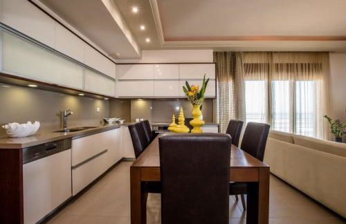 White Crystal Beachfront Apartment - Photo 7